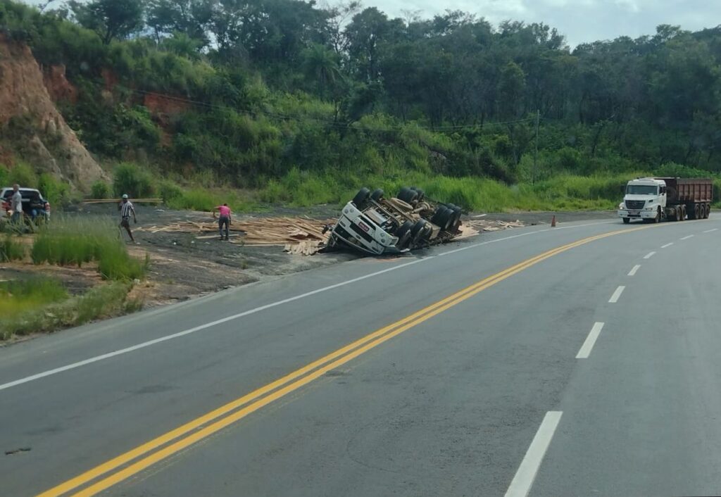 Caminhão com madeiras tomba e motorista fica ferido na BR-381, em Ravena - Foto: Reprodução/Redes Sociais