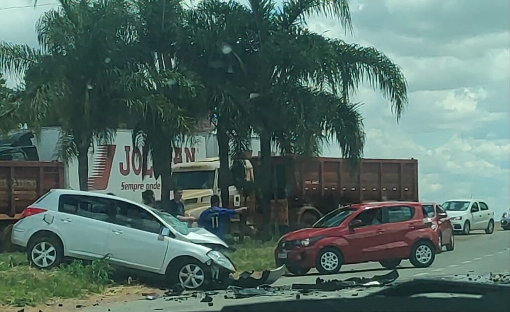 Grave acidente entre carros deixa vítimas e interdita trecho da BR-381, em Ravena - Foto: Divulgação/Por Dentro de Minas