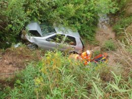 Homem morre e cinco pessoas ficam feridas após carro cair em ribanceira na BR-452, entre Araxá e Perdizes - Foto: Divulgação/CBMMG