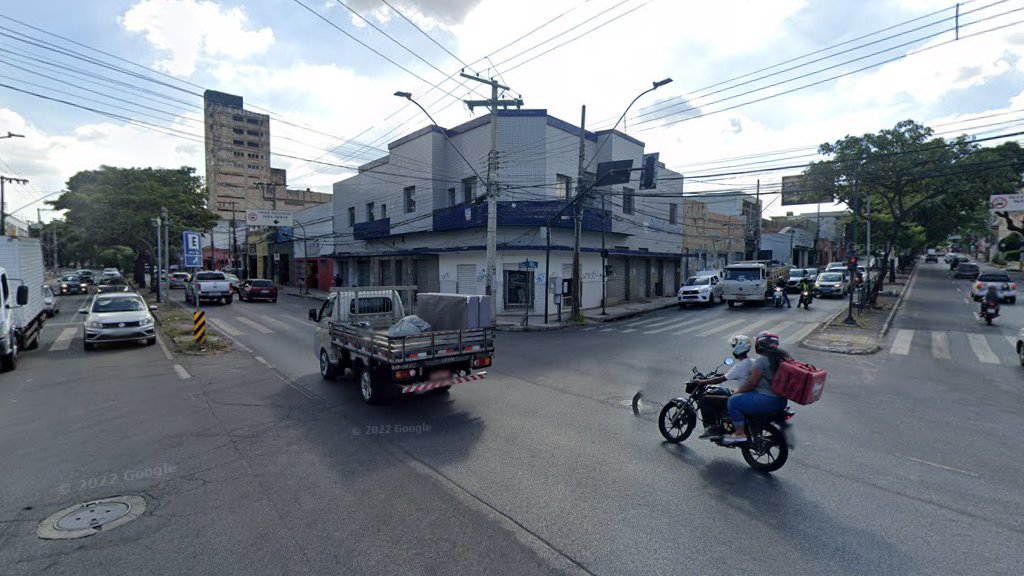 Dois homens sofrem múltiplas fraturas após acidente no bairro Carlos Prates, em BH - Foto: Reprodução/Google Street View