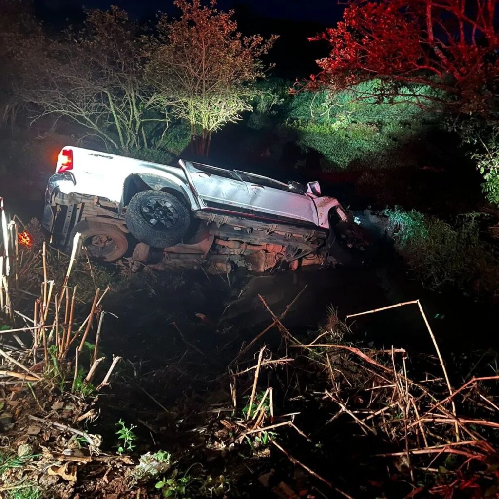 Seis pessoas ficam feridas após caminhonete sai da pista e capotar em Guaxupé - Foto: Divulgação/CBMMG