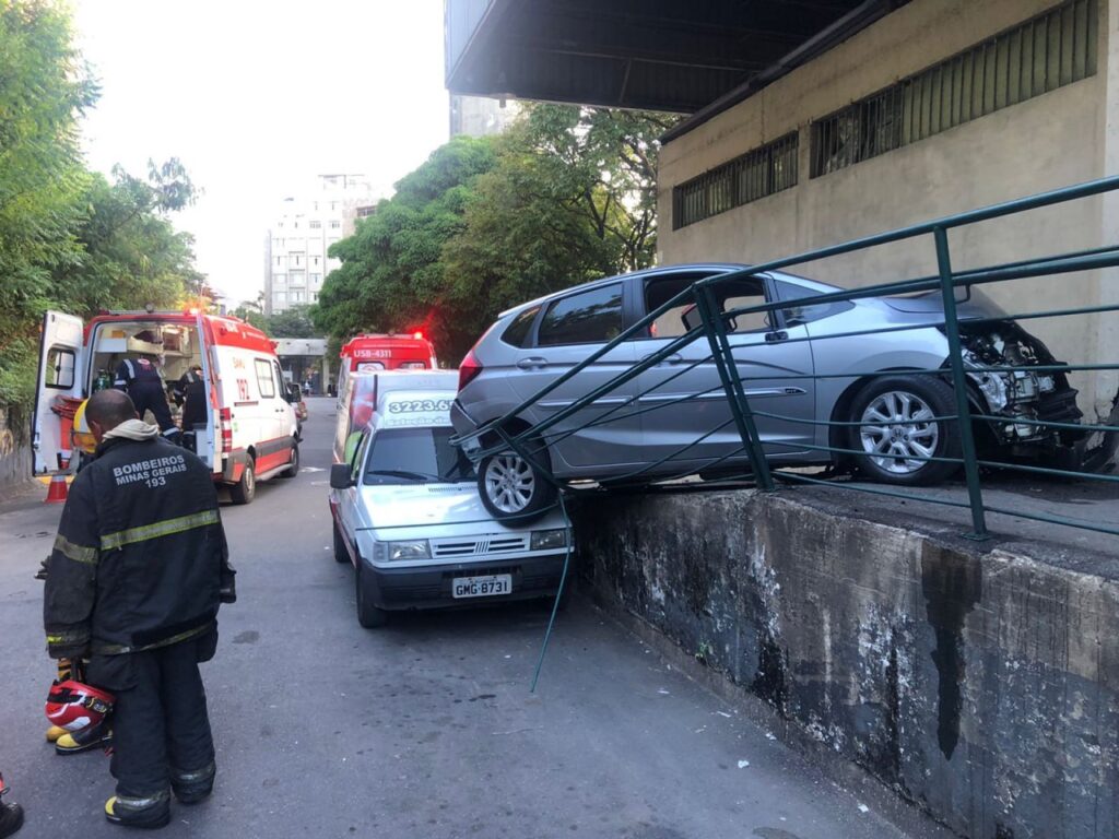 Idosa passa mal ao volante e invade rampa do Mercado Distrital do Cruzeiro, em BH - Foto: Divulgação/Corpo de Bombeiros