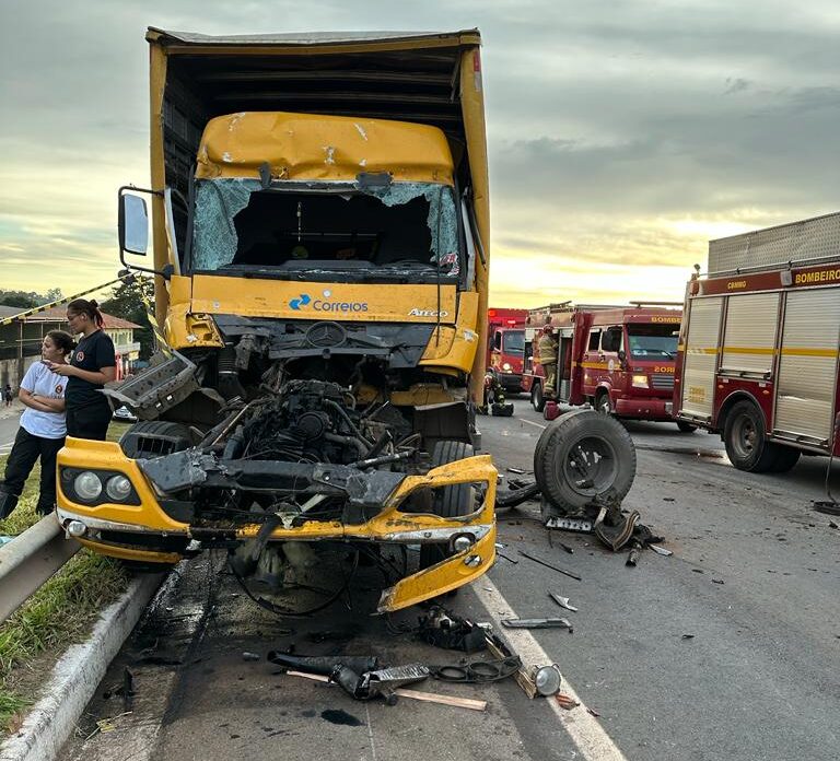 Acidente entre caminhão e carreta deixa um pessoa morta na MG-050, em Mateus Leme - Foto: Divulgação/CBMMG