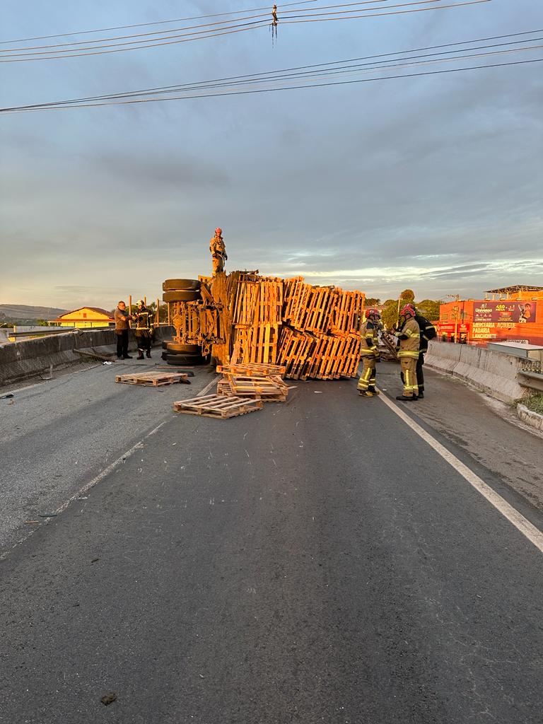 Acidente entre caminhão e carreta deixa um pessoa morta na MG-050, em Mateus Leme - Foto: Divulgação/CBMMG