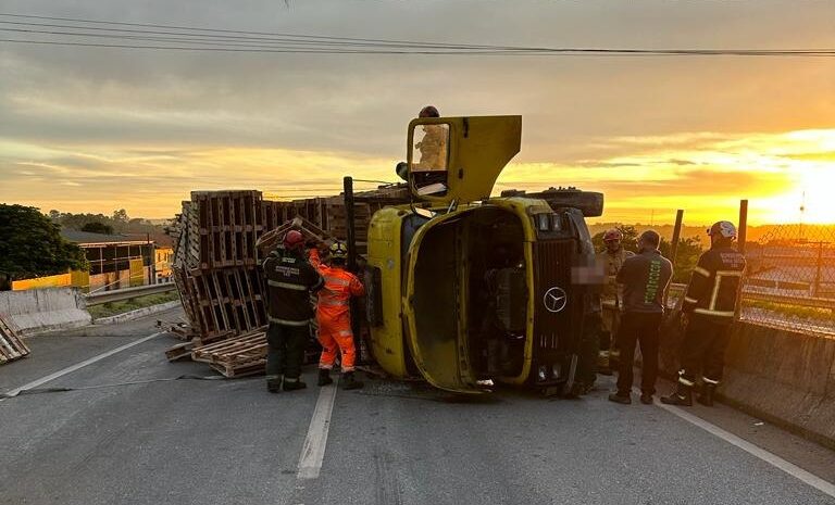 Acidente entre caminhão e carreta deixa um pessoa morta na MG-050, em Mateus Leme - Foto: Divulgação/CBMMG