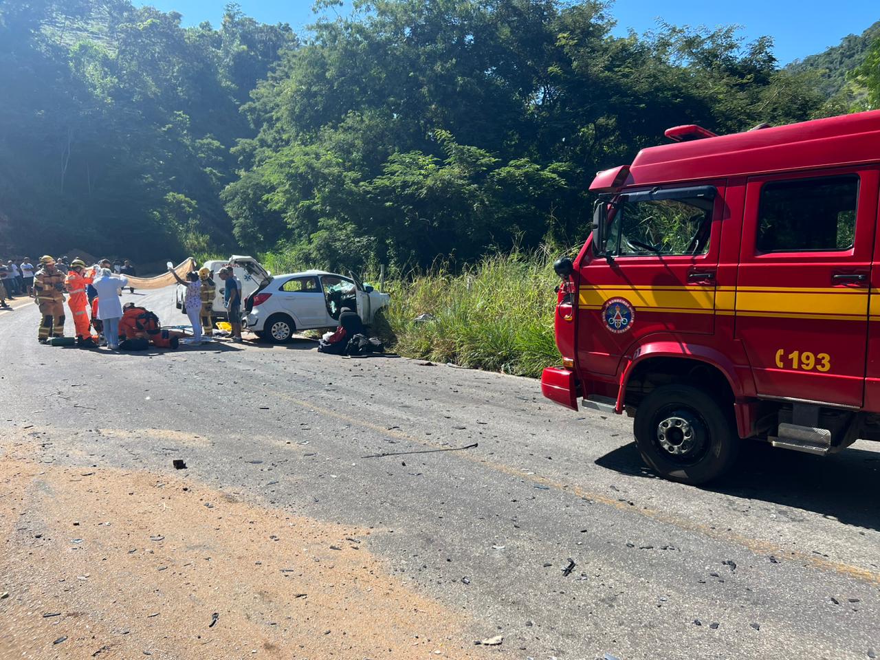 Mulher morre e duas pessoas ficam gravemente feridas em acidente na MGC-120, em Ferros - Foto: Divulgação/Corpo de Bombeiros