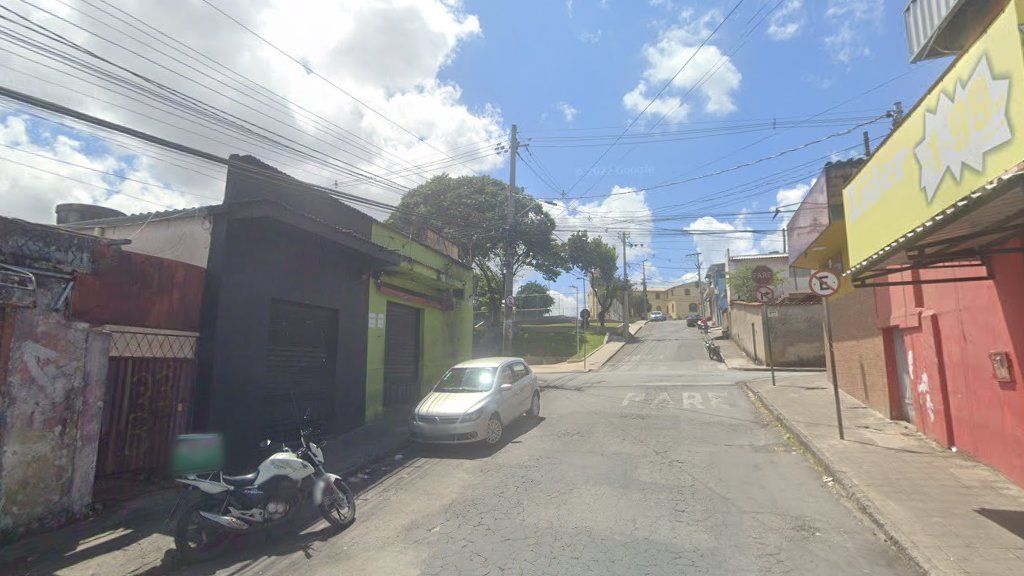 Homem cai do segundo andar de casa e bate em ônibus no bairro Providência, em BH - Foto: Reprodução/Google Street View