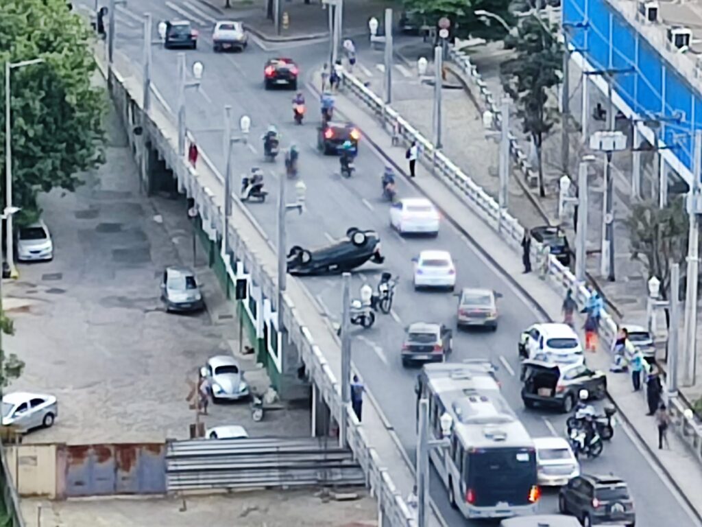 Carro capota e interdita parcialmente o trânsito no Viaduto do Floresta, em BH - Foto: Reprodução/Redes Sociais