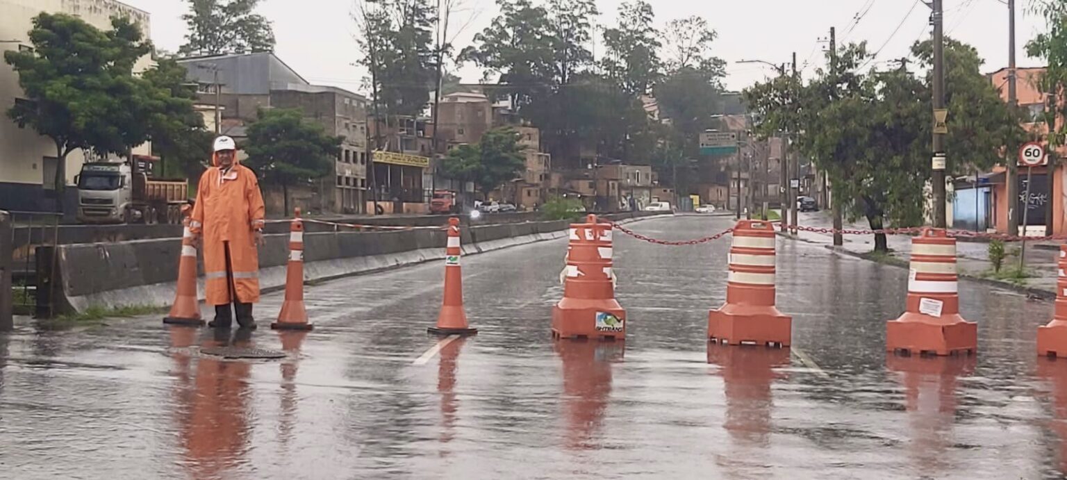 Avenida Tereza Cristina é fechada após chuva forte nas regiões do Barreiro e Oeste, em BH - Foto: Divulgação/BHTrans