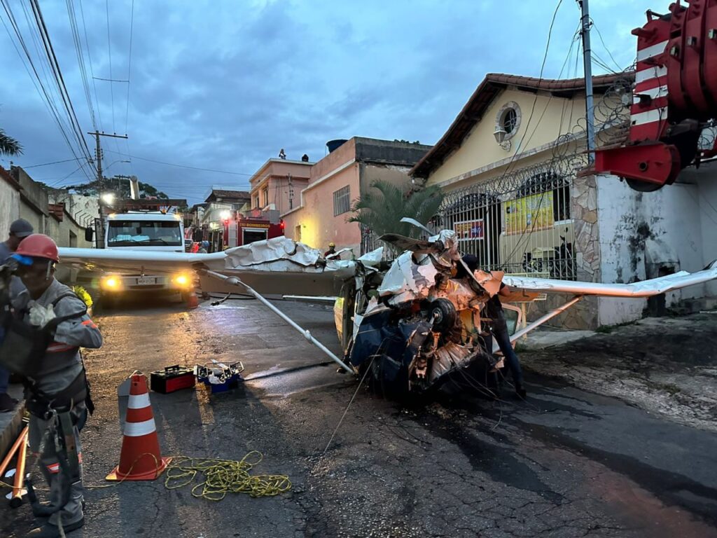 Avião que caiu há dois dias é retirado de casas no bairro Jardim Montanhês, em BH - Foto: Divulgação/CBMMG