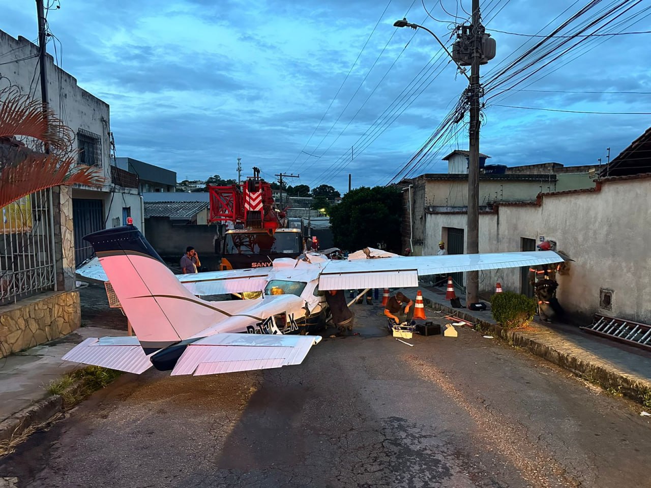 Avião que caiu há dois dias é retirado de casas no bairro Jardim Montanhês, em BH - Foto: Divulgação/CBMMG