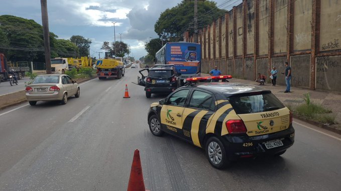 Viatura bate na traseira de ônibus na Avenida Cardeal Eugênio Pacelli, em Contagem - Foto: Divulgação/TransCon