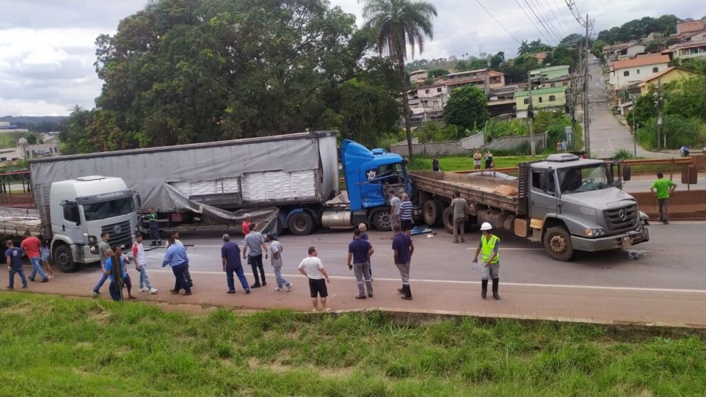 Acidente entre caminhões e carreta interdita totalmente Rodovia Fernão Dias, em Betim - Foto: Divulgação