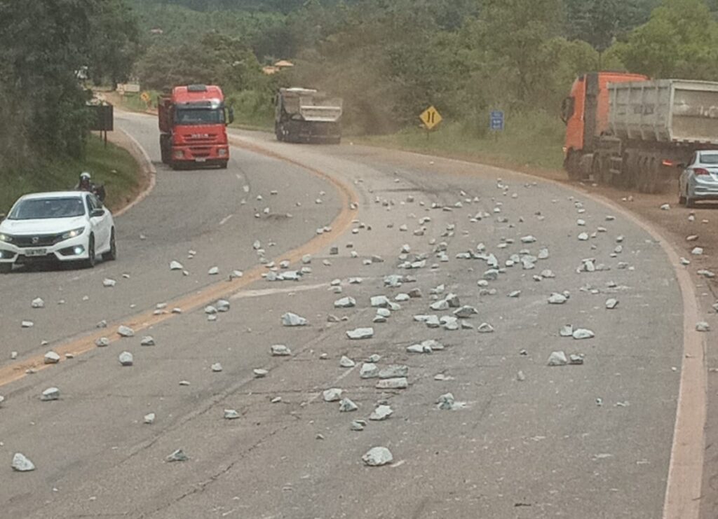 Carga de pedras se solta de caminhão e se espalha na rodovia BR-040, em Congonhas - Foto: Reprodução/Redes Sociais