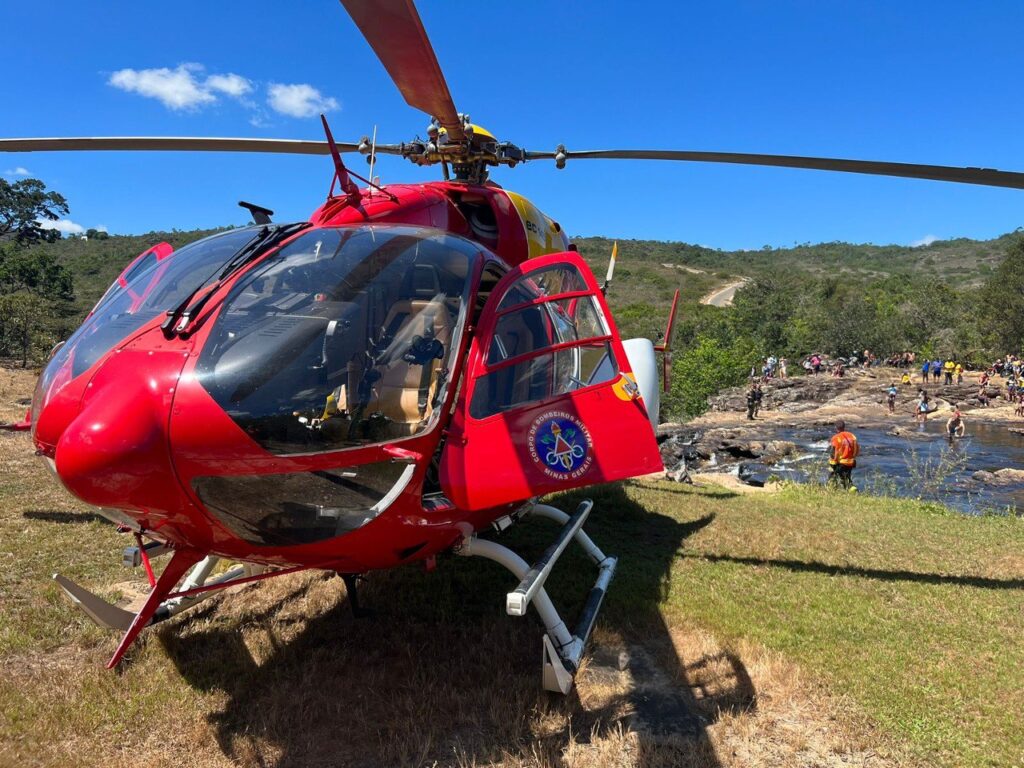 Bombeiros encontram corpo de homem que se afogou na Cachoeira de Três Barras, em Conceição do Mato Dentro - Foto: Divulgação/Corpo de Bombeiros