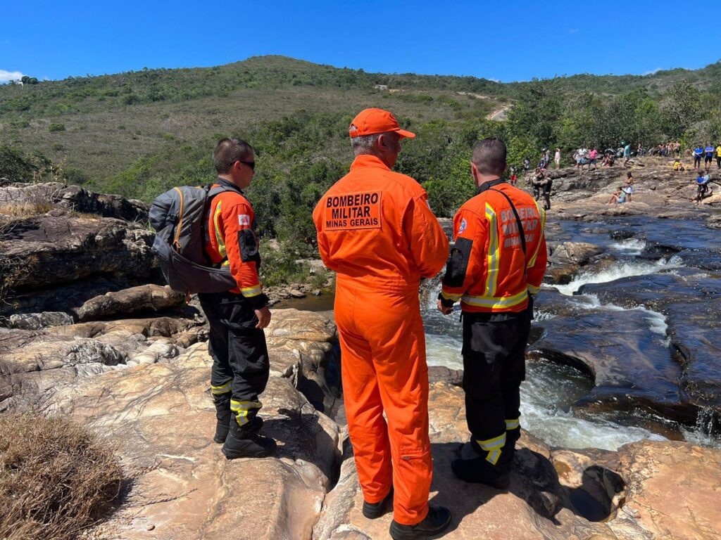 Bombeiros encontram corpo de homem que se afogou na Cachoeira de Três Barras, em Conceição do Mato Dentro - Foto: Divulgação/Corpo de Bombeiros