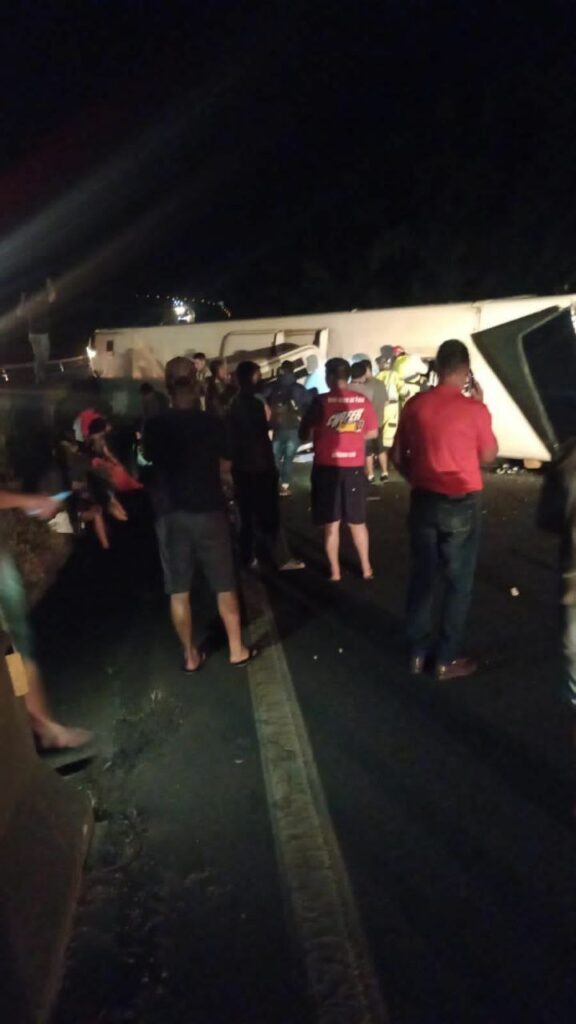 Acidente entre ônibus e carreta deixa uma pessoa morta na Rodovia Fernão Dias, em Lavras - Foto: Reprodução/Redes Sociais