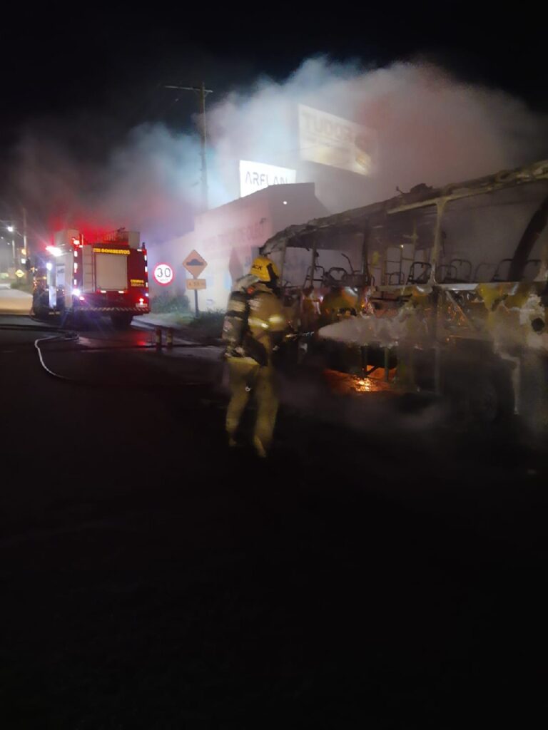 Ônibus com 40 passageiros fica destruído após pega fogo na Rodovia Fernão Dias, em Betim - Foto: Divulgação/Corpo de Bombeiros