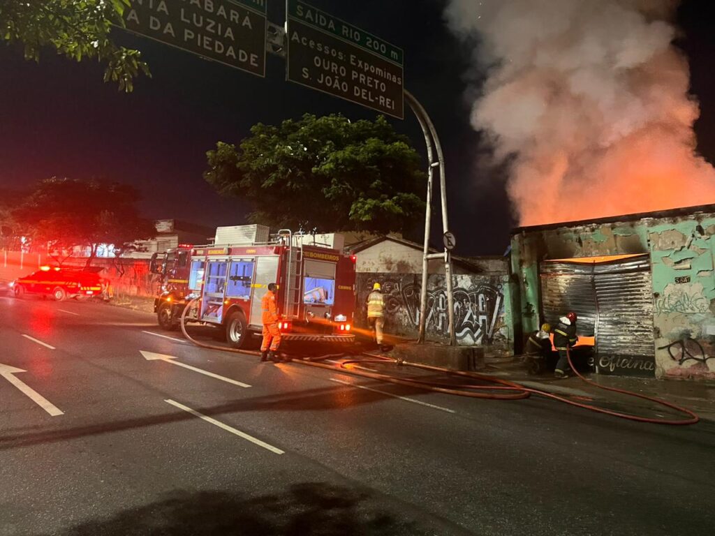 Bombeiros combatem incêndio em depósito de borracharia no bairro São Francisco, em BH - Foto: Divulgação/CBMMG