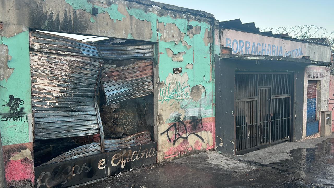 Bombeiros combatem incêndio em depósito de borracharia no bairro São Francisco, em BH - Foto: Divulgação/CBMMG