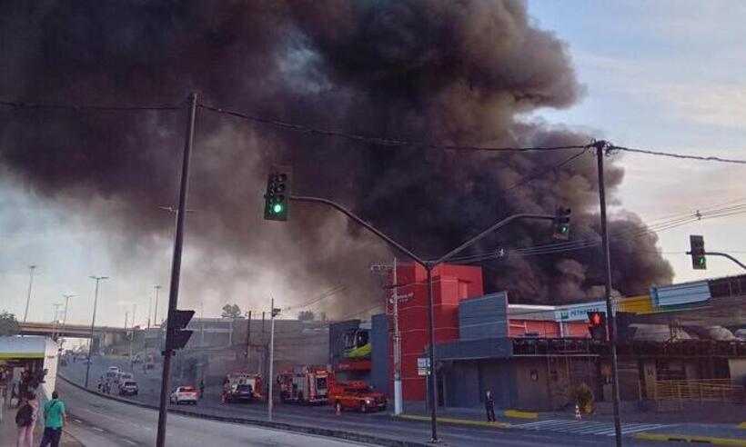 Incêndio de grandes proporções atinge loja de peças na Avenida Antônio Carlos, em BH - Foto: Reprodução/Redes Sociais