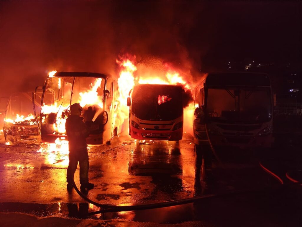 Incêndio em garagem destrói cinco ônibus em Mariana - Foto: Divulgação/CBMMG