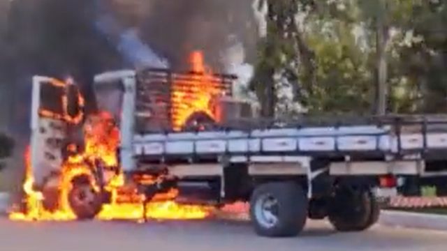 Caminhão pega fogo e deixa trânsito lento na MG-030, em Nova Lima - Foto: Reprodução