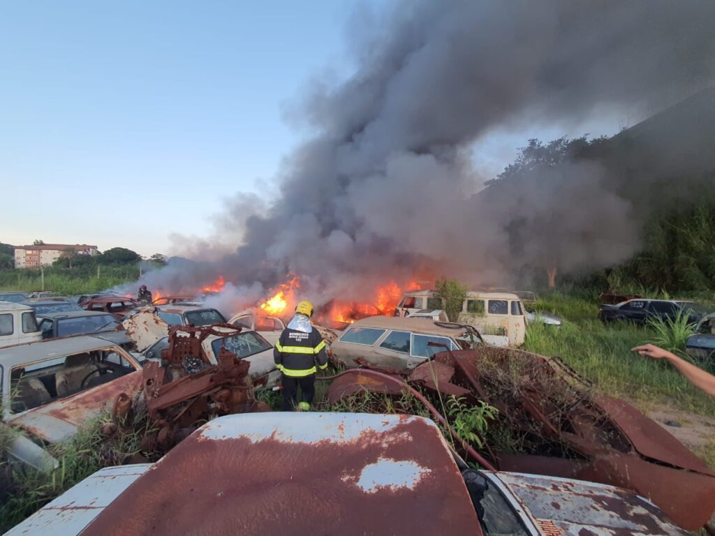 Incêndio destrói mais de 30 carros no pátio do Detran do bairro Goiânia, em BH - Foto: Divulgação/CBMMG