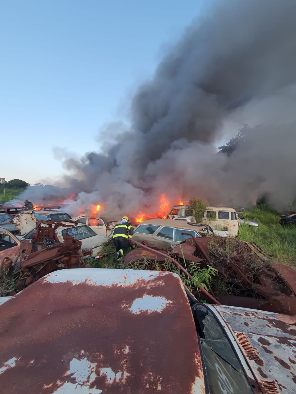 Incêndio destrói mais de 30 carros no pátio do Detran do bairro Goiânia, em BH - Foto: Divulgação/CBMMG