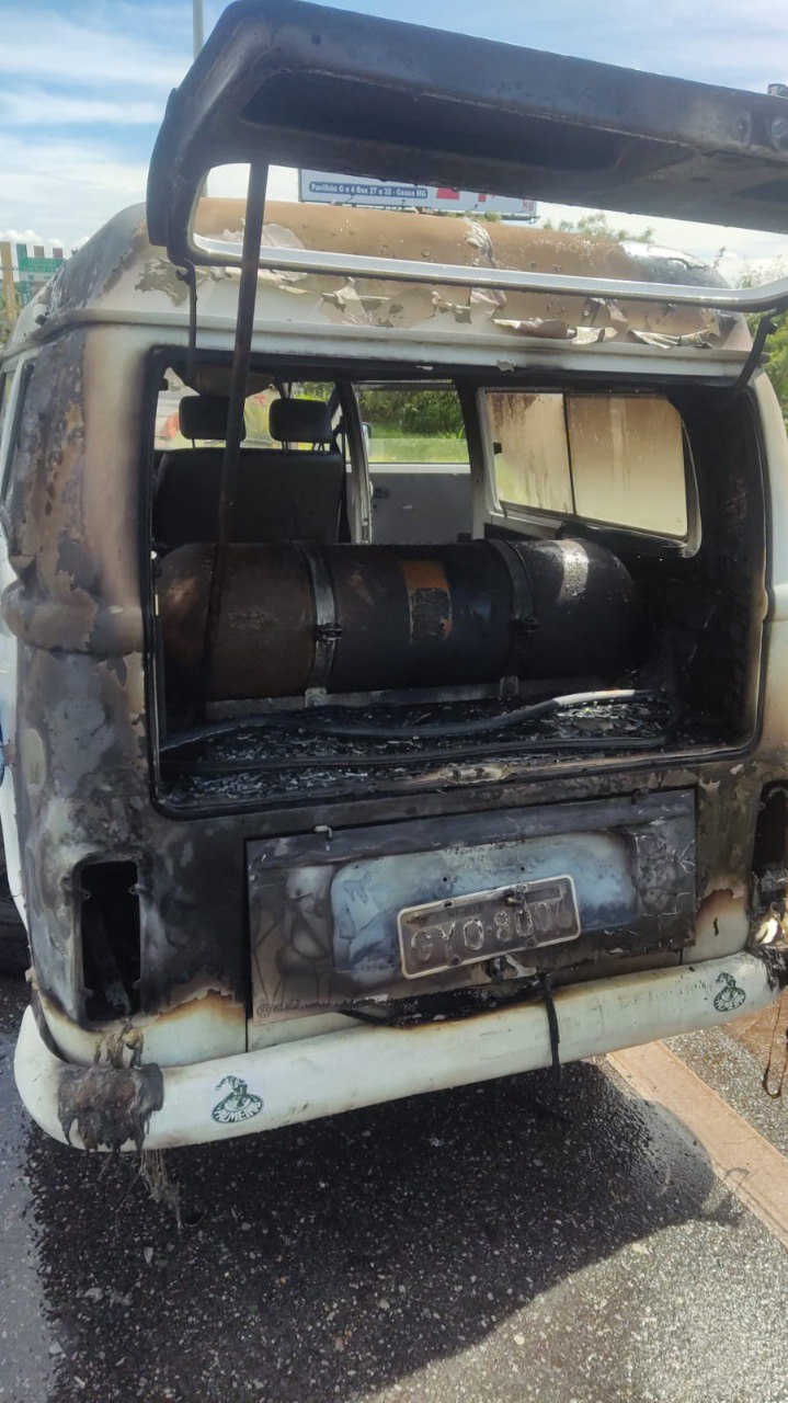 Kombi com cilindro de gás pega fogo na BR-040, em Ribeirão das Neves - Foto: Divulgação/CBMMG