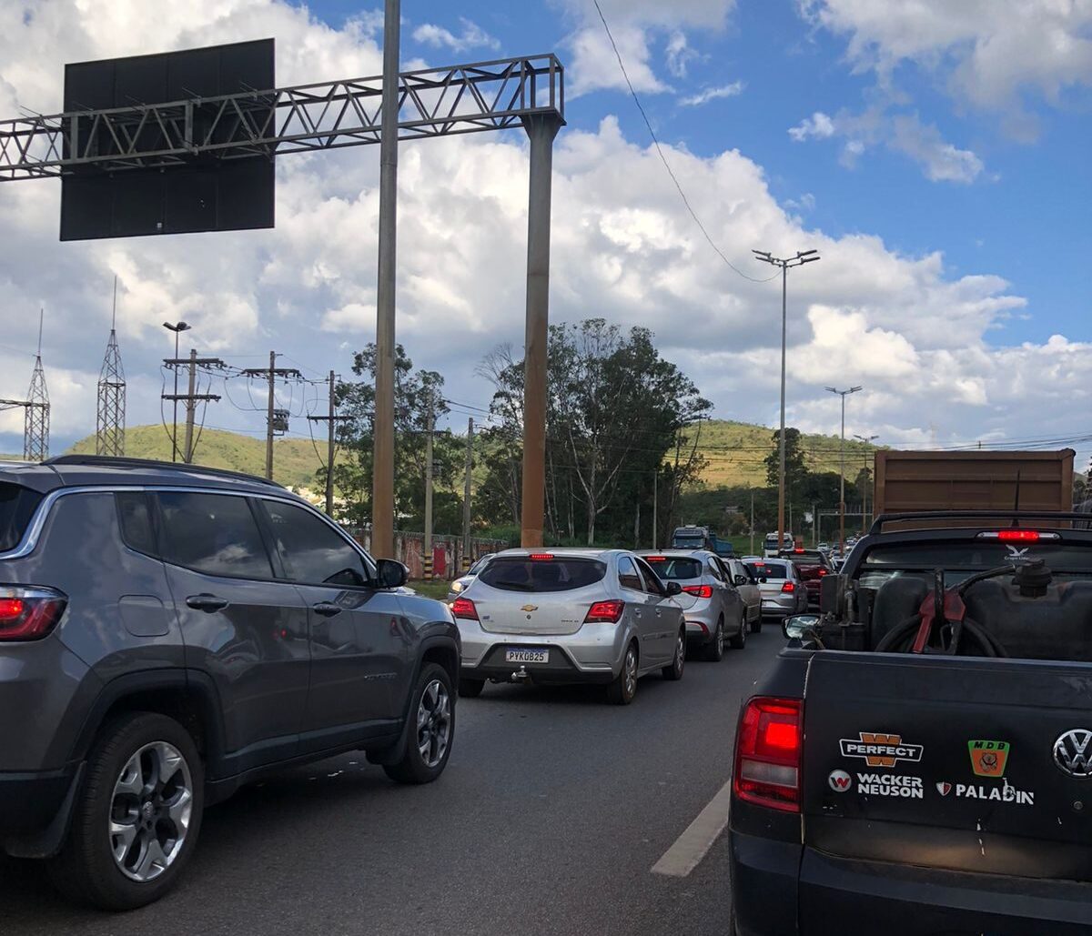 Derreamento de óleo na pista complica trânsito no Anel Rodoviário, em BH - Foto: Reprodução/Redes Sociais