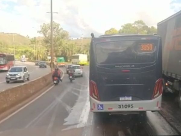 Derreamento de óleo na pista complica trânsito no Anel Rodoviário, em BH - Foto: Reprodução/Redes Sociais