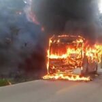 Ônibus pega fogo e fica destruído na MG-435, em Caeté - Foto: Reprodução/Redes Sociais