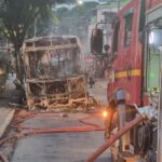 Ônibus pega fogo e assusta moradores no bairro Confisco, em BH - Foto: Divulgação/Corpo de Bombeiros