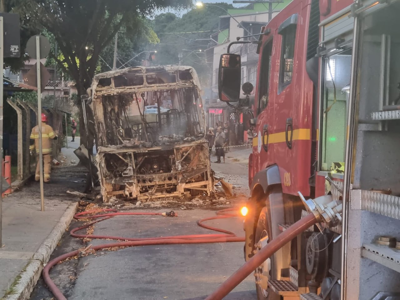 Ônibus pega fogo e assusta moradores no bairro Confisco, em BH - Foto: Divulgação/Corpo de Bombeiros