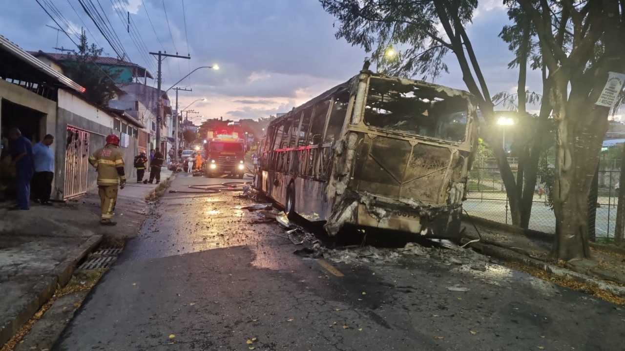 Ônibus pega fogo e assusta moradores no bairro Confisco, em BH - Foto: Divulgação/Corpo de Bombeiros