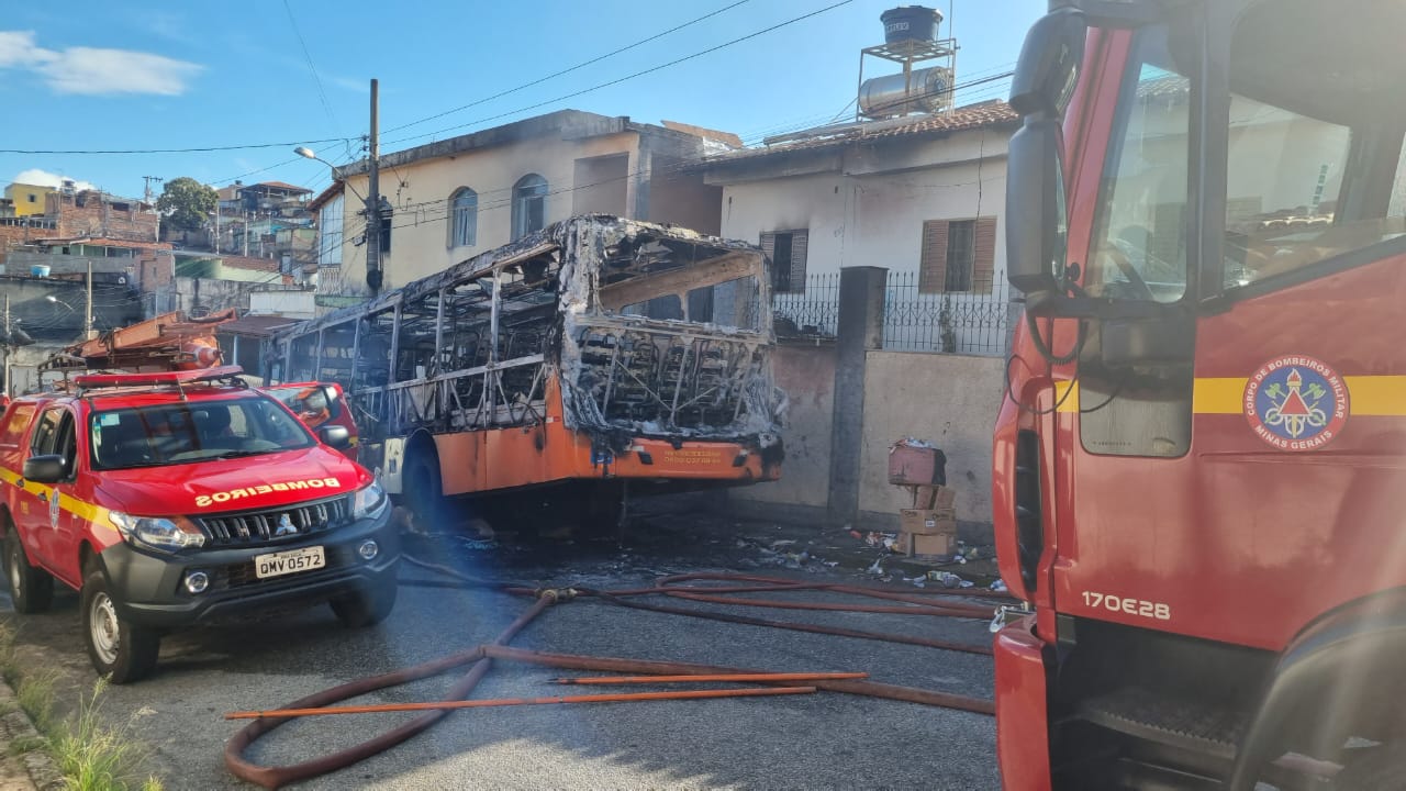 Ônibus pega fogo, chamas atingem imóveis e mata cachorro em Itaúna - Foto: Divulgação/CBMMG