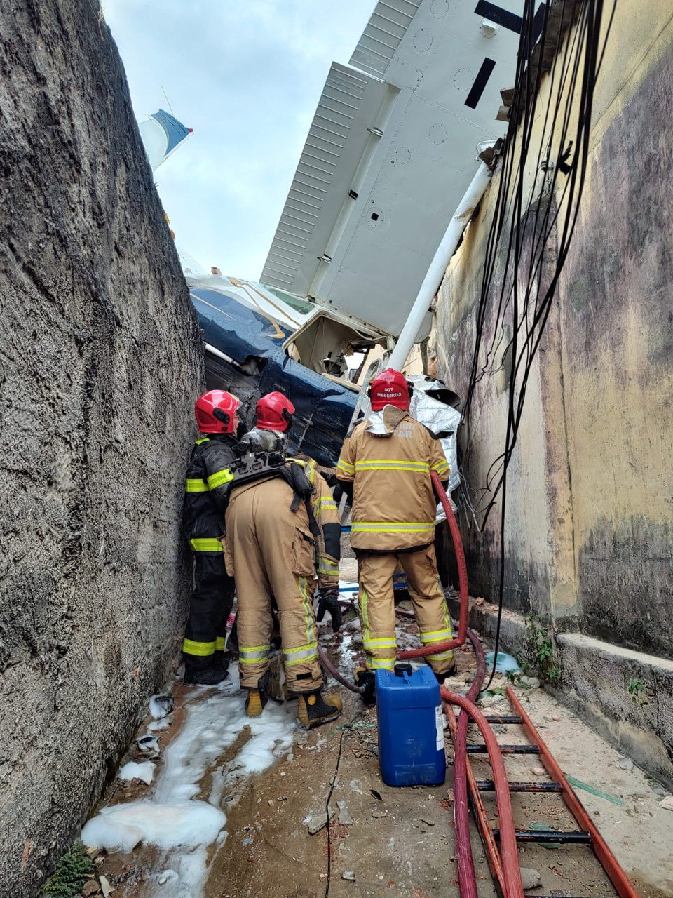 Queda de avião deixa duas pessoas inconscientes no bairro Jardim Montanhês, em BH - Foto: Divulgação/CBMMG