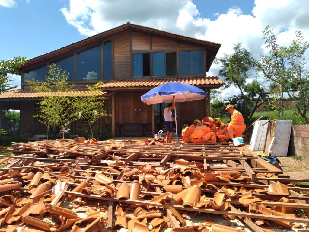 Trabalhador fica ferido após desabamento de telhado em Lagoa Santa queda estrutura lagoa santa