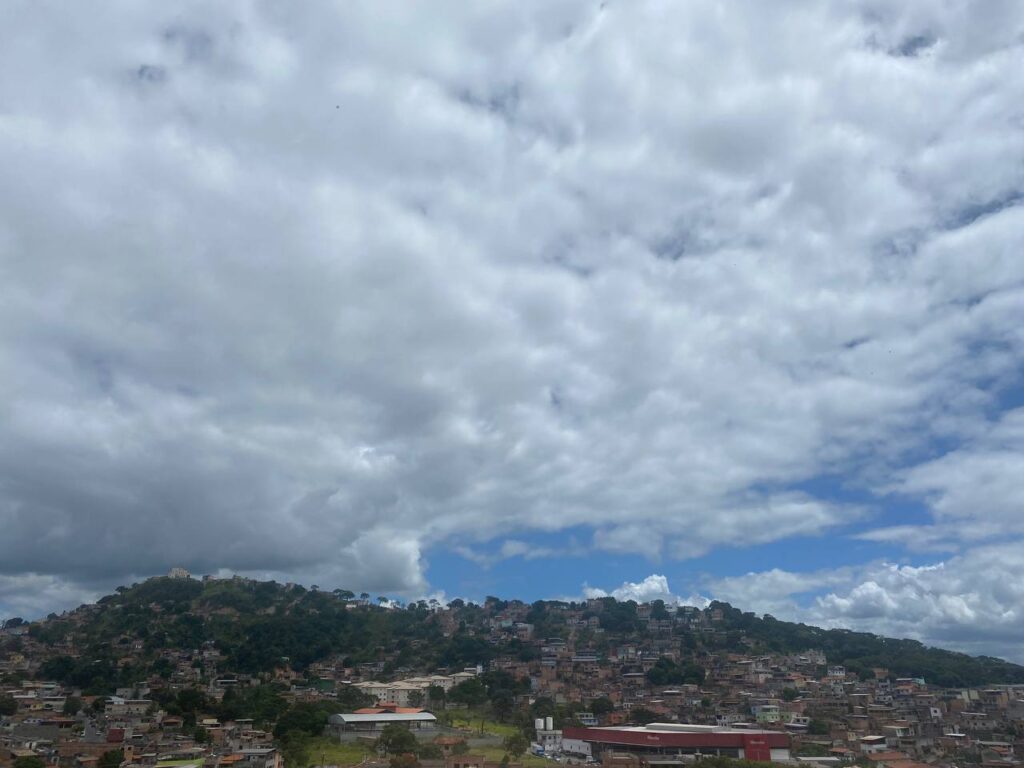 Belo Horizonte está sob alerta para pancadas de chuva neste domingo - Foto: Elberty Valadares / Por Dentro de Minas