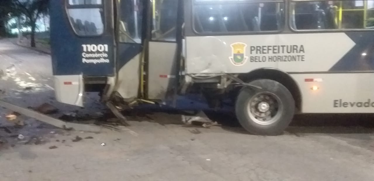 Jovem fica ferido após acidente entre carro e ônibus no bairro Buritis, em BH - Foto: Reprodução/Redes Sociais/Por Dentro de Minas