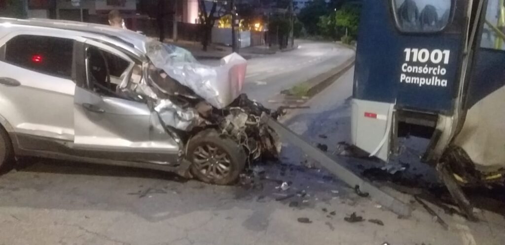 Jovem fica ferido após acidente entre carro e ônibus no bairro Buritis, em BH - Foto: Reprodução/Redes Sociais/Por Dentro de Minas