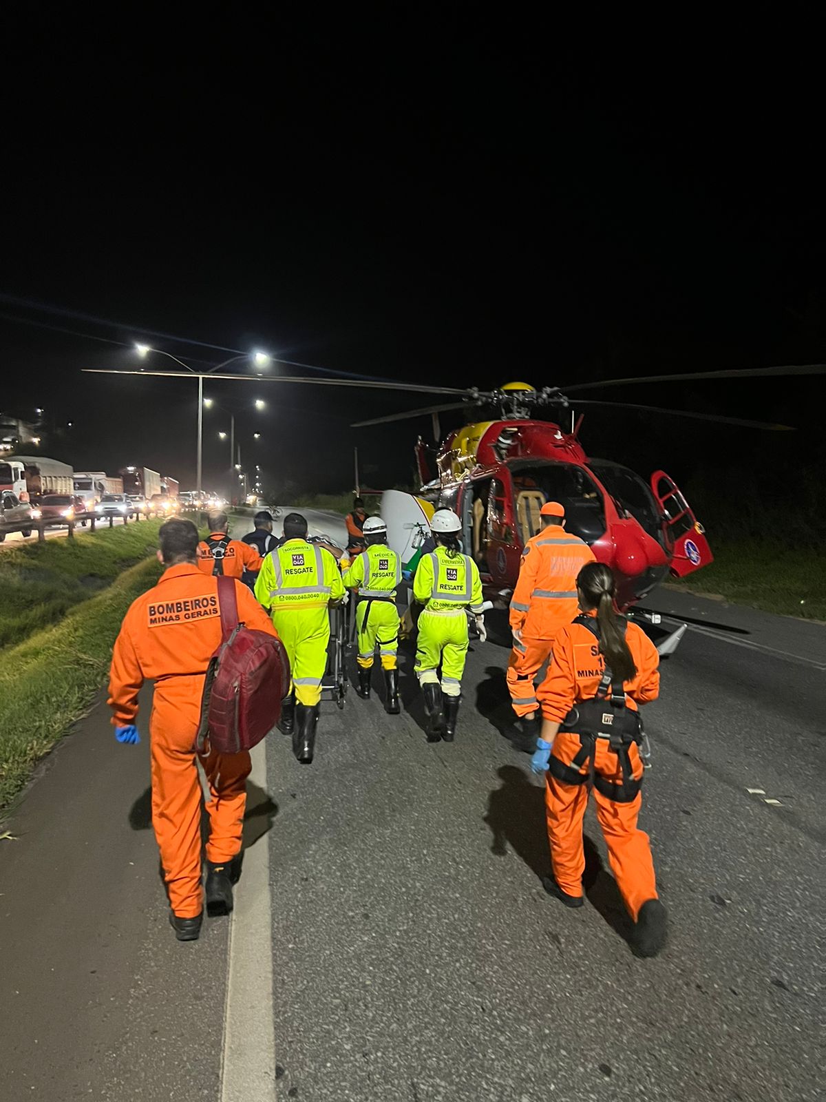 Acidente grave entre moto e caminhão deixa ferido e interdita BR-040, em Ribeirão das Neves - Foto: Divulgação/CBMMG