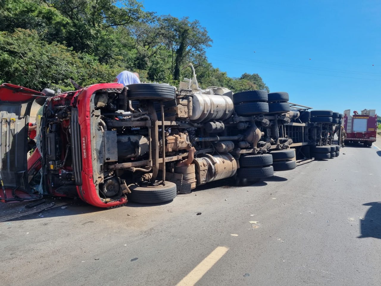 Carreta tomba e motorista fica preso às ferragens na rodovia BR-262, em Betim - Foto: Divulgação/CBMMG