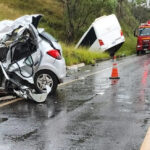 Acidente entre carro e micro-ônibus deixa morto e feridos na BR-267, em Bom Jardim de Minas - Foto: Divulgação/PRF