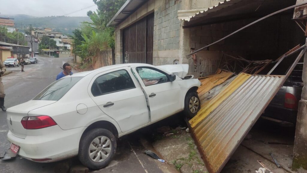 Idoso morre após perder controle de táxi e bater contra casa em Sabará - Foto: Divulgação/CBMMG