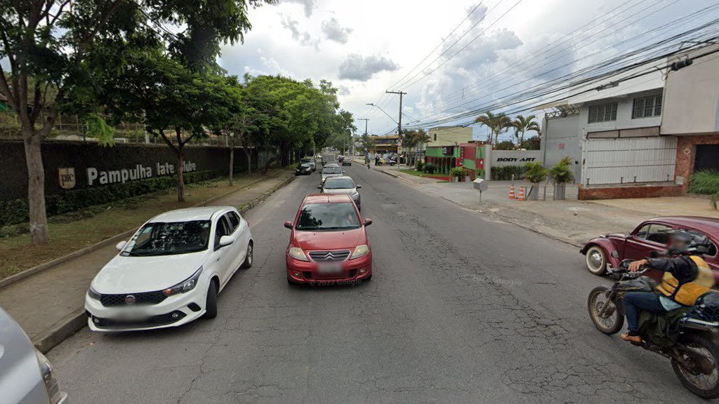 Dois jovens morrem após carro bater em poste na Avenida Portugal, em BH - Foto: Reprodução/Google Street View