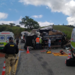 Acidente entre caminhões deixa uma pessoa morta e três feridas na BR-116, em Tarumirim - Foto: Divulgação/PRF