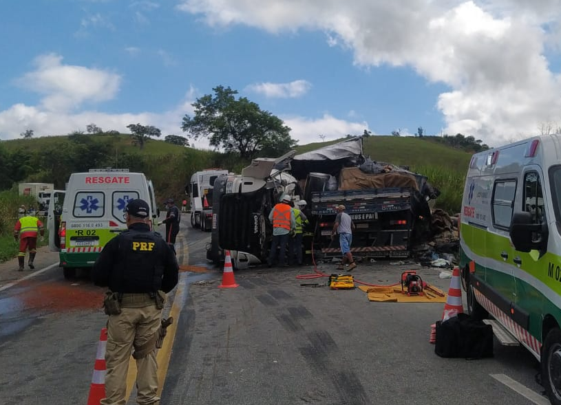 Acidente entre caminhões deixa uma pessoa morta e três feridas na BR-116, em Tarumirim - Foto: Divulgação/PRF