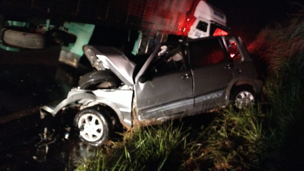 Três pessoas morrem em grave acidente entre carro e caminhão na BR-354, em Bambuí - Foto: Divulgação/CBMMG